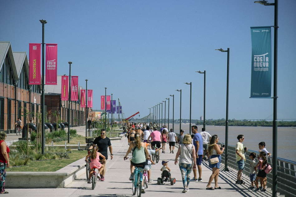 Turismo Rosario mayo 2026: paseo costero del Paraná con visitantes y banderas del Ente Turístico