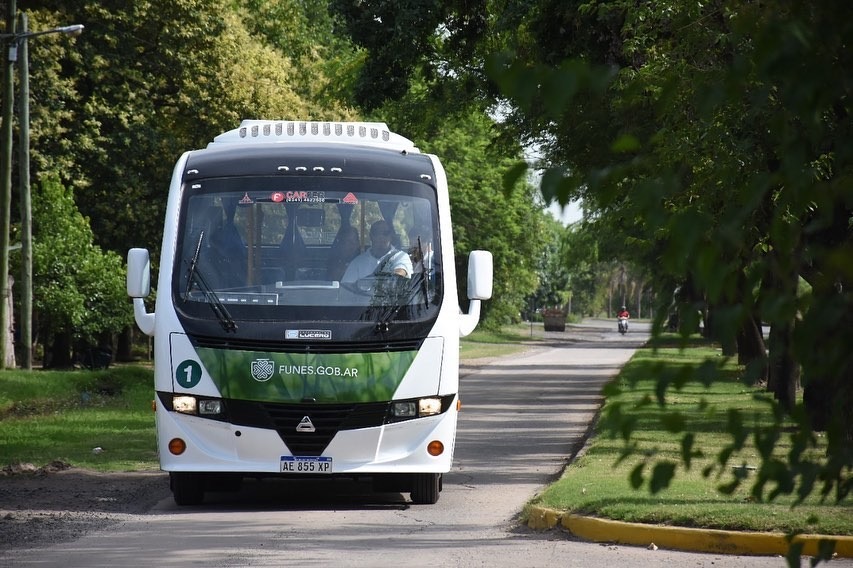 Colectivo Urbanito de Funes circulando por una calle de la zona oeste, en el reclamo por su llegada a Funes Town