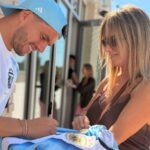 Vanina Bermúdez lo volvió a hacer: el autógrafo de Lo Celso que celebra Estacionline Vanina Bermúdez consigue el autógrafo de Giovani Lo Celso en una camiseta de Argentina durante su cobertura del Mundial para Estacionline