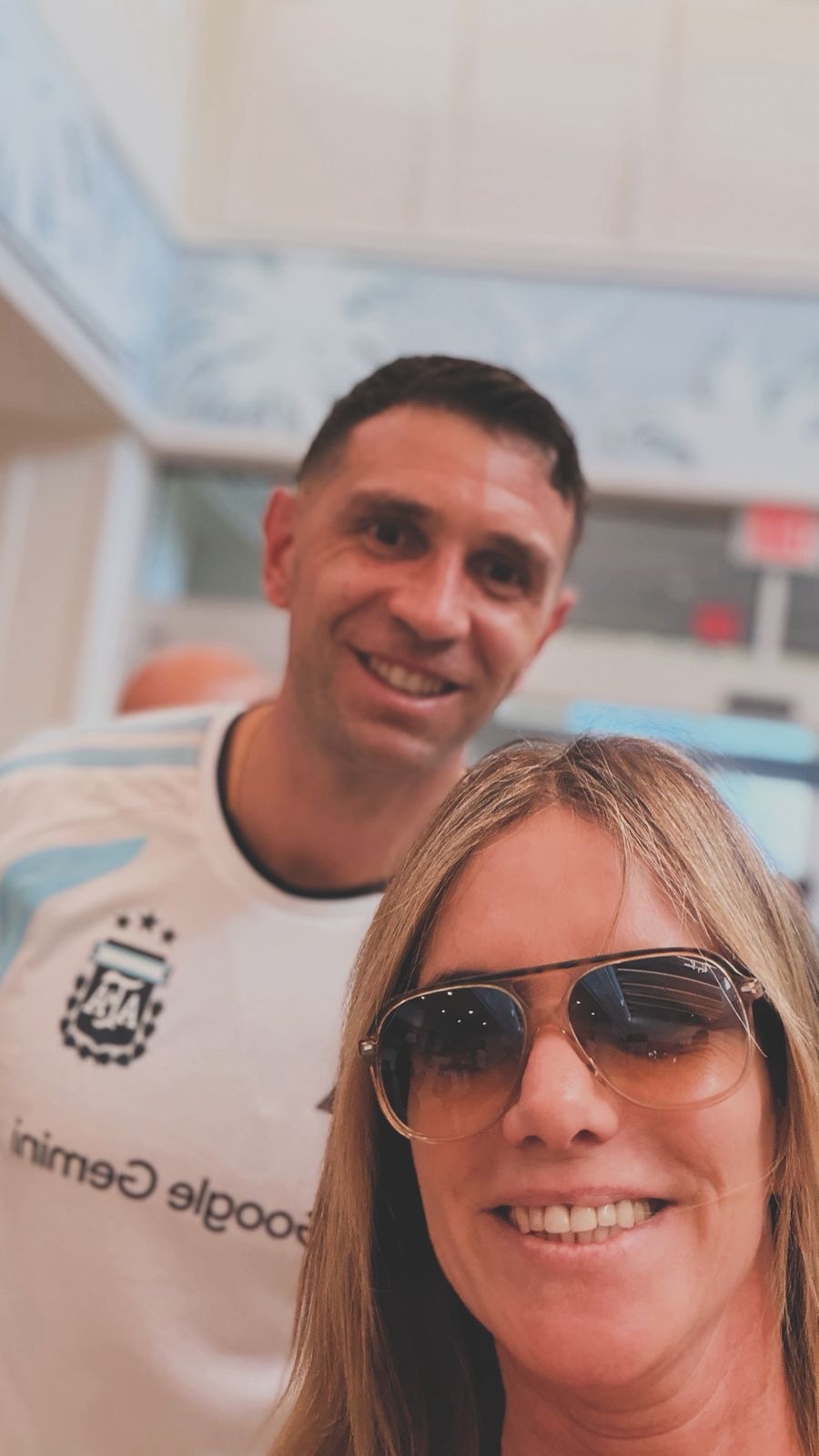 Vanina Bermúdez junto al arquero Emiliano Dibu Martínez de la Selección Argentina