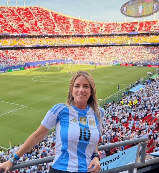 Vanina Bermúdez, funense, en la tribuna del estadio de Kansas City con la camiseta de Argentina