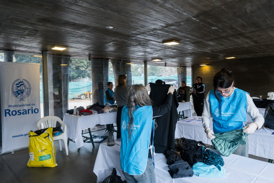Voluntarios de la Municipalidad de Rosario ordenan la ropa donada
