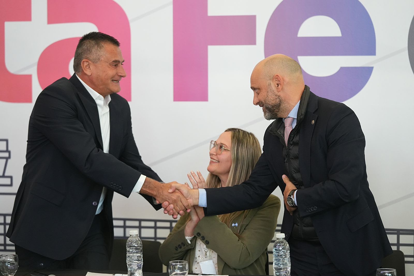 Saludo entre autoridades tras anunciar el vuelo internacional regular a Florianopolis