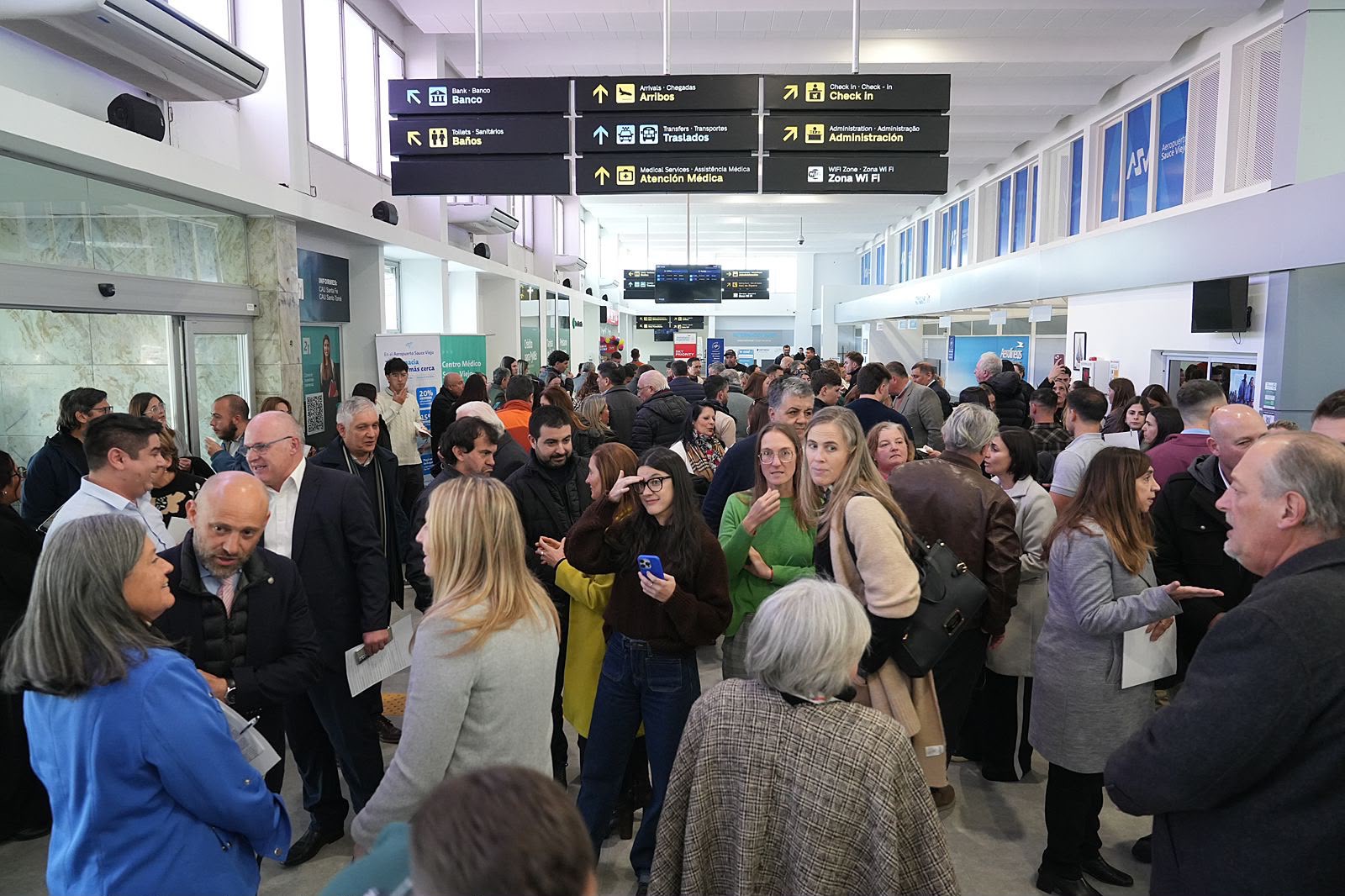 Publico presente en el Aeropuerto Internacional de Sauce Viejo durante el anuncio del vuelo a Florianopolis