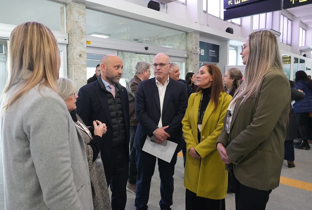 Funcionarios de la Provincia durante la presentacion del vuelo internacional entre Sauce Viejo y Florianopolis