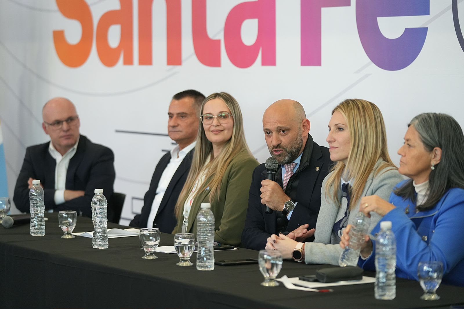 Panel de autoridades santafesinas en la presentacion de la nueva conexion aerea a Florianopolis