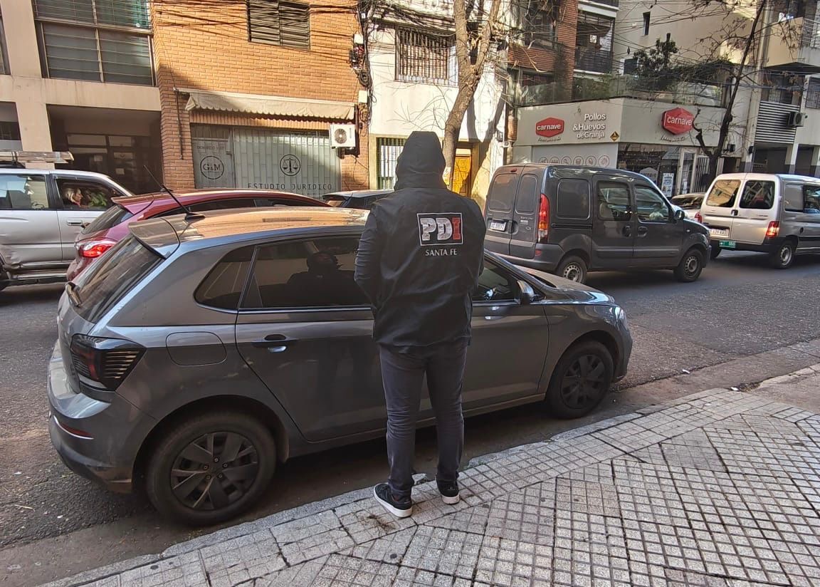 VW Polo Track secuestrado por la PDI en Moreno y Pellegrini, Rosario