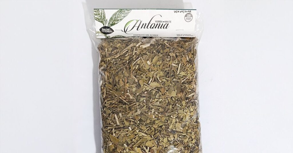 Paquete de yerba mate Antonia, producto prohibido por la Assal en Santa Fe