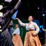 Funes celebra el 9 de Julio con una gran jornada en la Plaza del Mercado Don Bosco Bailarines de folclore en una peña en Funes