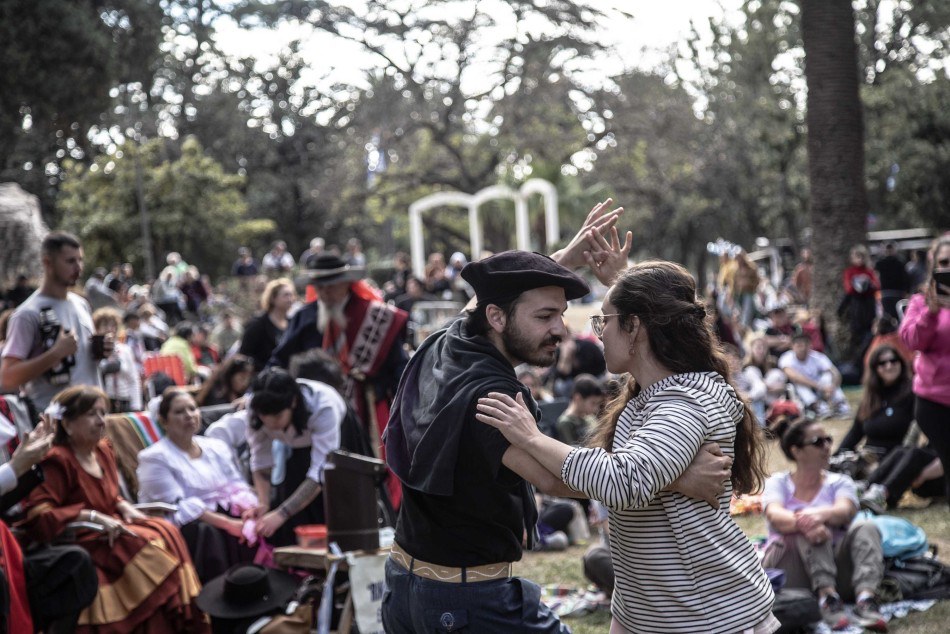 Baile folclórico en la fiesta del 9 de Julio en el Parque de la Independencia, Rosario