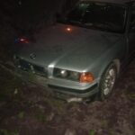 Un auto cayó a una alcantarilla en la colectora de la autopista Rosario–Buenos Aires y una mujer sufrió lesiones leves Un automóvil BMW dentro de una alcantarilla en la colectora de la autopista Rosario-Buenos Aires