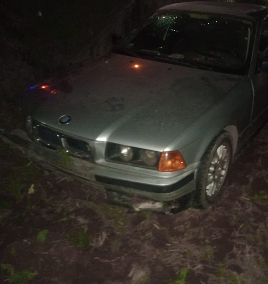 Un automóvil BMW dentro de una alcantarilla en la colectora de la autopista Rosario-Buenos Aires