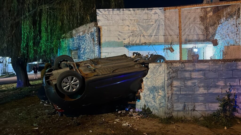 Auto volcado e incrustado contra una vivienda tras un accidente en Rosario