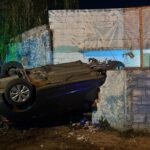 Auto volcado e incrustado contra una vivienda tras un accidente en Rosario