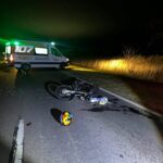 Un motociclista resultó herido al chocar con un auto en la Ruta 33, cerca de Zavalla Una ambulancia del Sies junto a la motocicleta caída y el casco sobre la Ruta 33, durante la noche