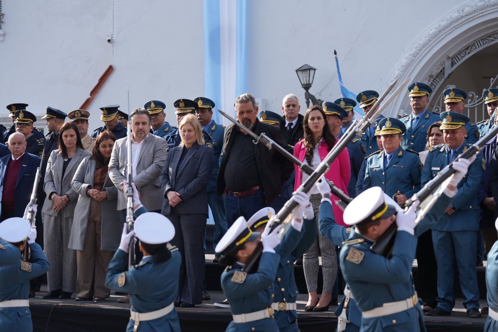Autoridades provinciales presencian el desfile durante el acto por el Día del Agente Penitenciario en Coronda