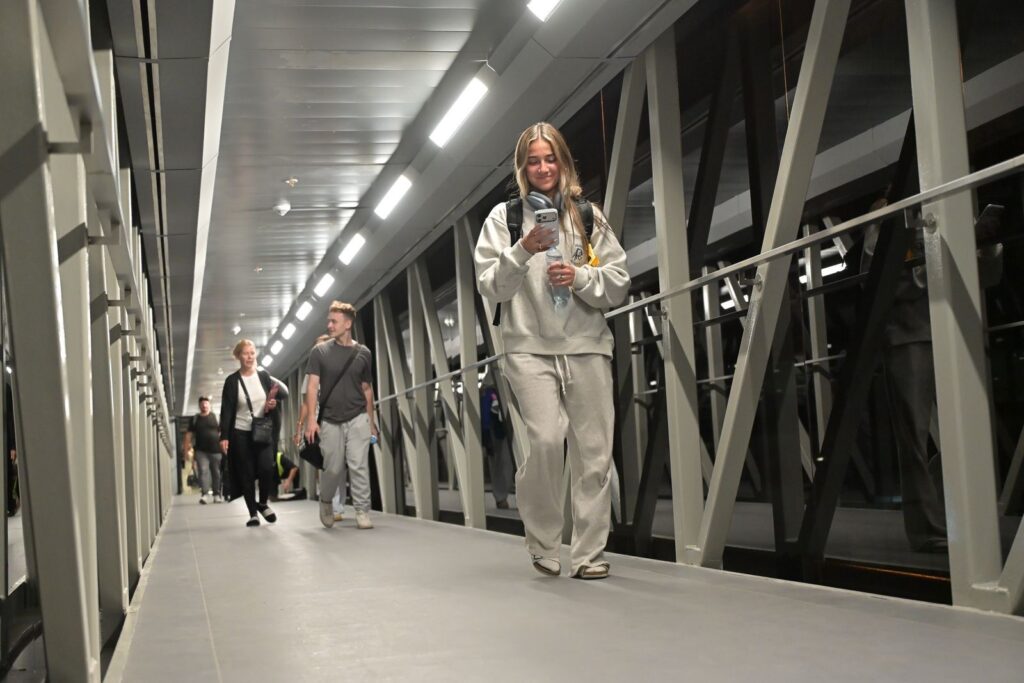 Pasajeros caminan por la manga hacia sus vuelos de invierno en el Aeropuerto de Rosario