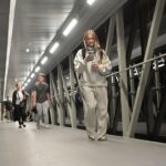 Pasajeros caminan por la manga hacia sus vuelos de invierno en el Aeropuerto de Rosario