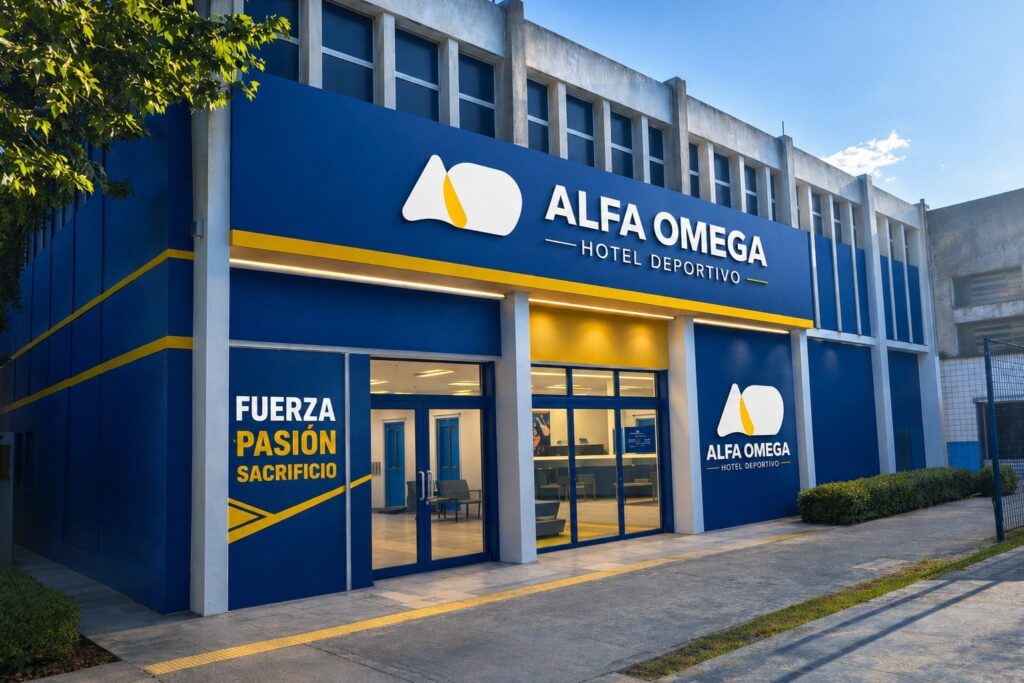 Fachada del Alfa Omega Hotel Deportivo, con su identidad azul y amarilla, en el predio del Centro Asturiano de Rosario