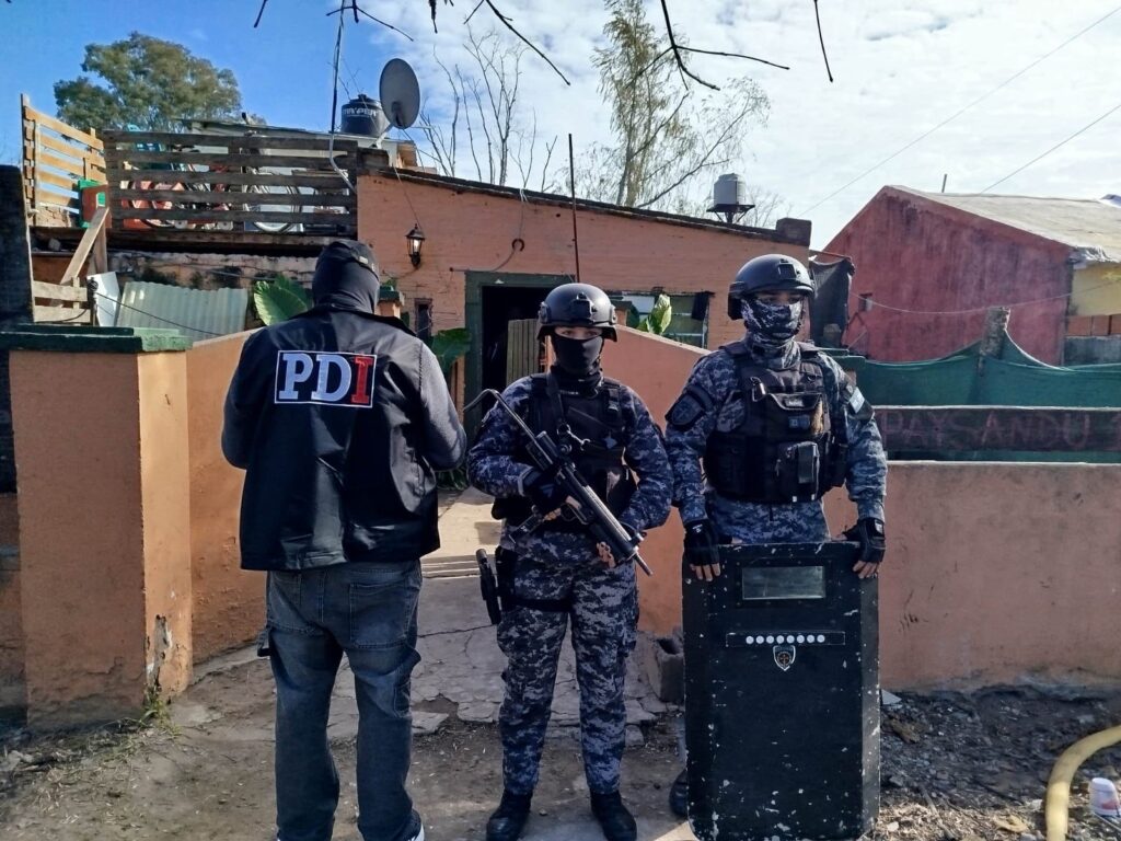 Allanamientos por microtráfico en Funes y Roldán: personal de la PDI en un domicilio de calle Paysandú