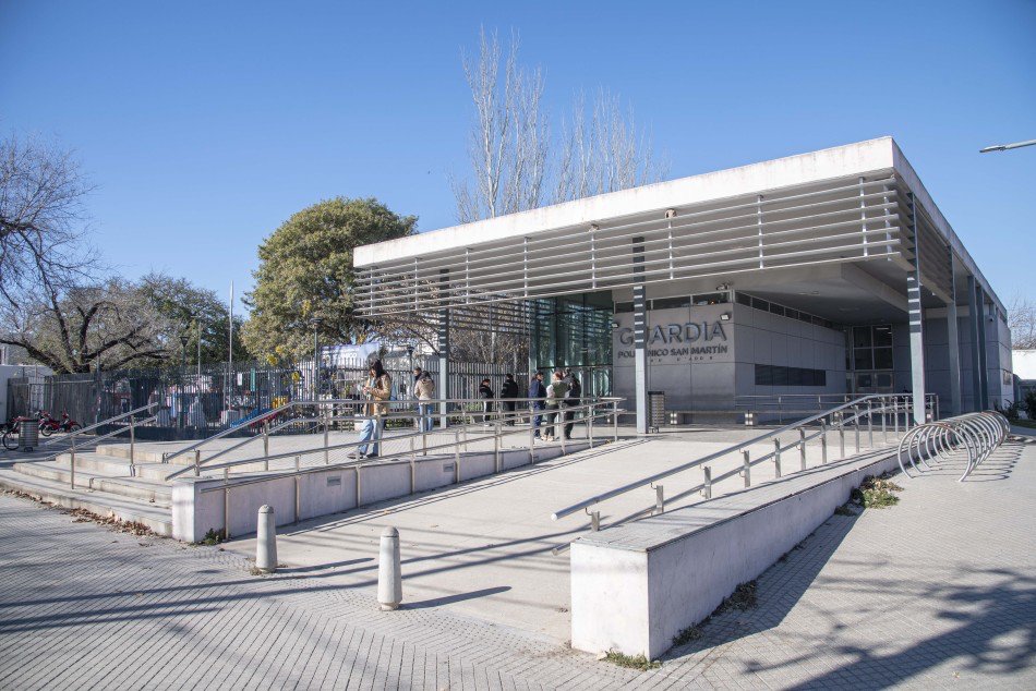 Fachada de la Guardia del Policlínico San Martín de Rosario, en obra de ampliación