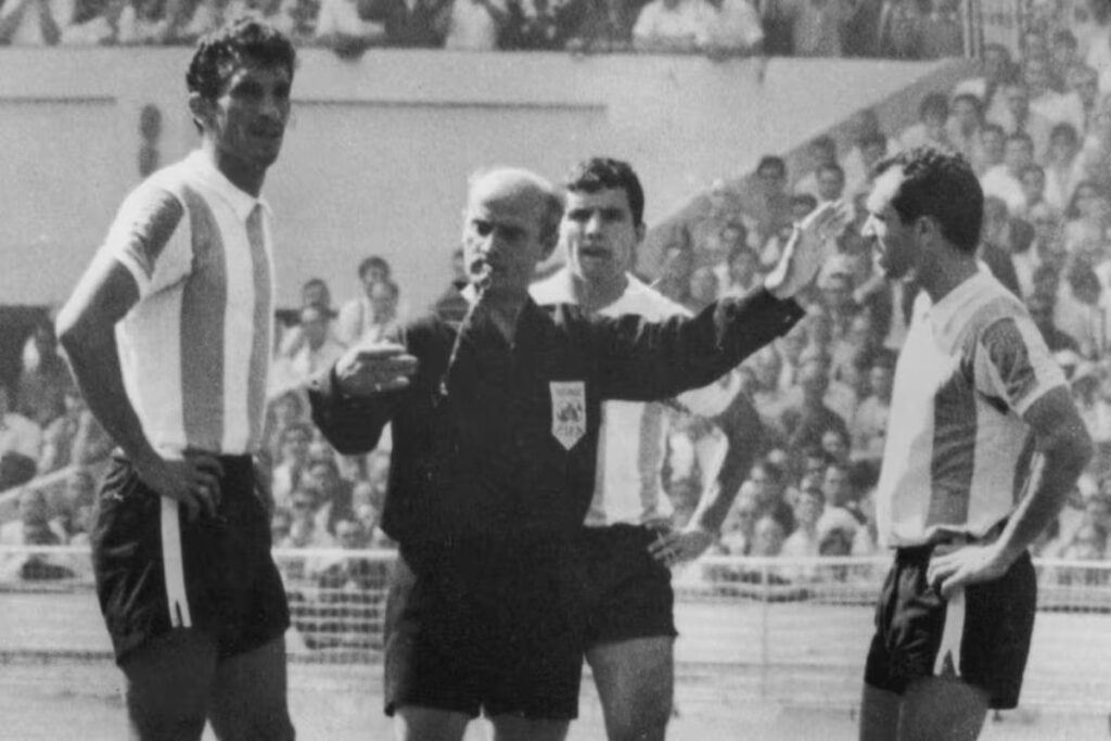 Antonio Rattín junto al árbitro Rudolf Kreitlein en el partido Argentina-Inglaterra del Mundial 1966 en Wembley