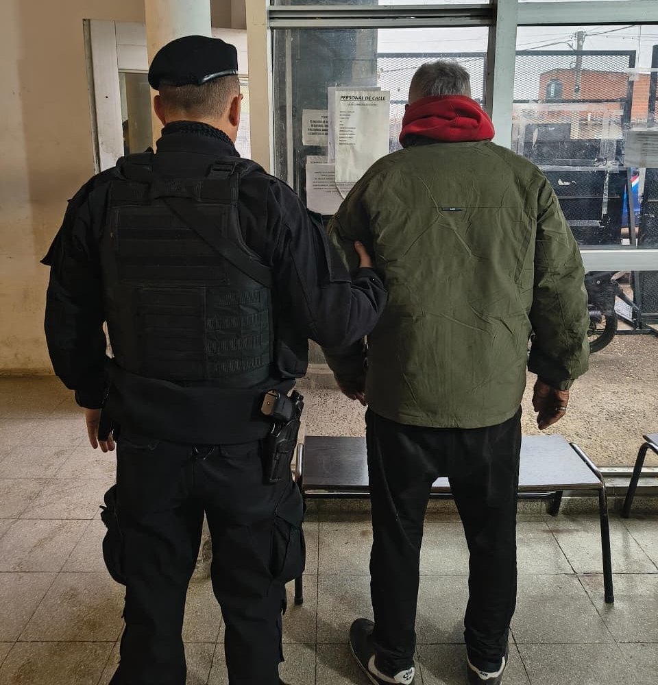 Un efectivo del Cuerpo Guardia de Infantería traslada de espaldas al hombre aprehendido en el operativo