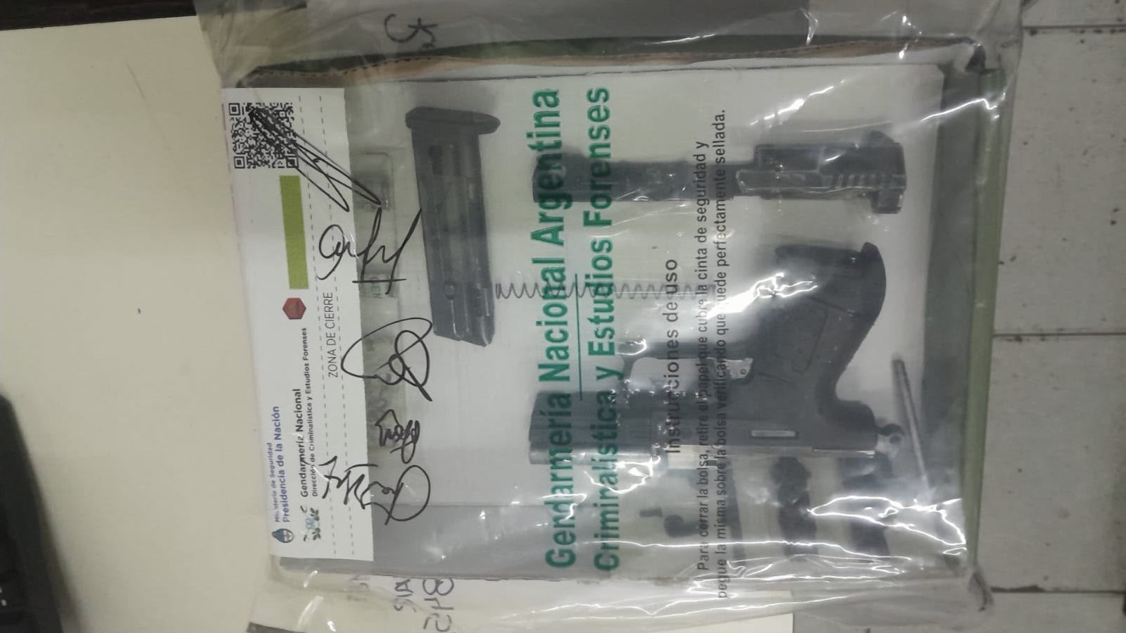Pistola Walther calibre 22 secuestrada, en una bolsa de evidencia de Criminalística de Gendarmería