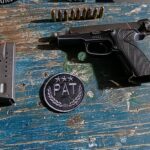 Villa Gobernador Gálvez: por un conflicto por un terreno, secuestraron un arma y aprehendieron a un hombre Una pistola calibre 9 milímetros, su cargador y municiones secuestradas por la Policía sobre una mesa de madera