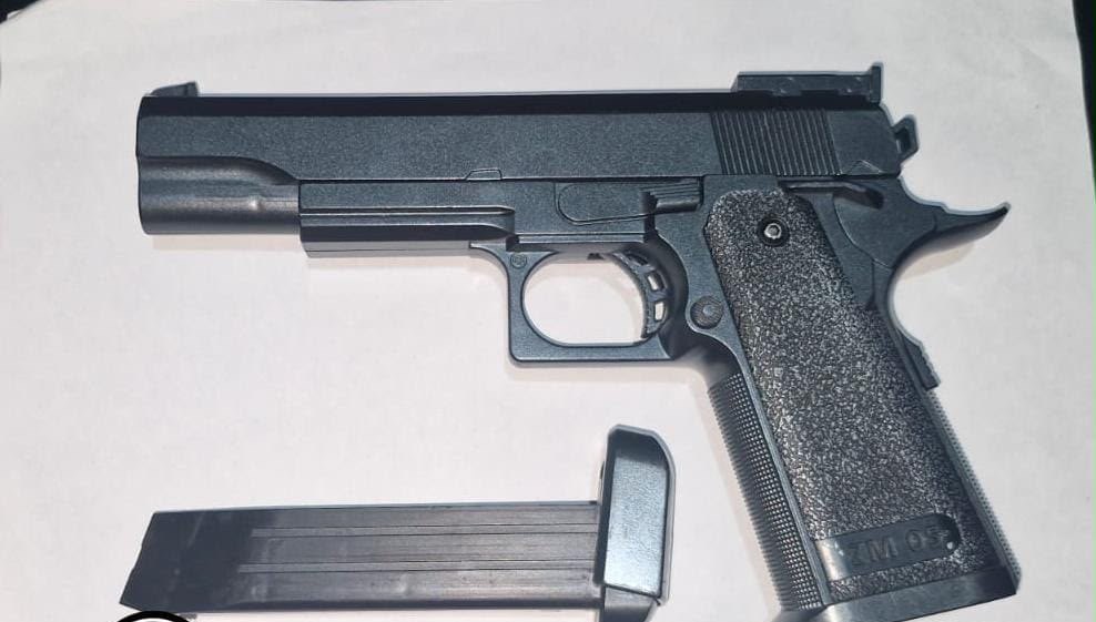El arma de utilería marca ZM 05 secuestrada por la Policía, con el cargador vacío