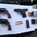 Las tres armas de fuego y las municiones secuestradas en el procedimiento, en Rosario