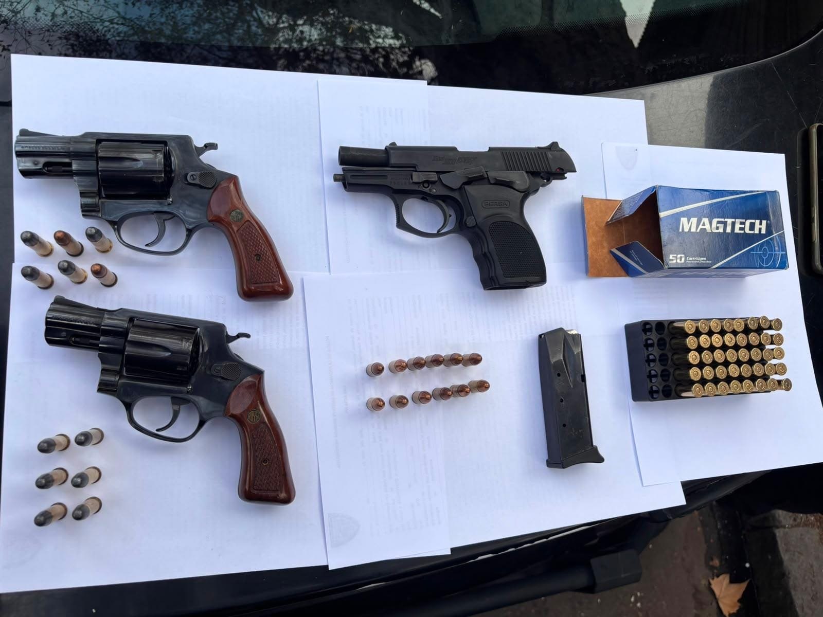 Las tres armas de fuego y las municiones secuestradas en el procedimiento, en Rosario