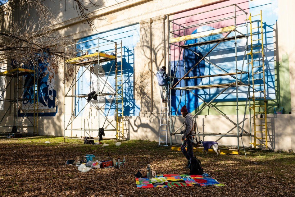 Artistas rosarinos pintan el mural colectivo en el cementerio El Salvador sobre andamios