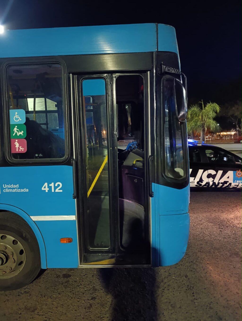 Ataque a un colectivo de la línea 153 en Rosario: el interno 412 con la puerta delantera dañada