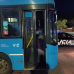 Ataque a un colectivo de la línea 153 en Rosario: el interno 412 con la puerta delantera dañada