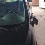 Rosario: fue a la casa de su ex, le dañó el auto y lo amenazó con un cuchillo; tenía pedido de captura Parabrisas y espejo rotos de un automóvil dañado, secuestrado en un procedimiento policial en Rosario