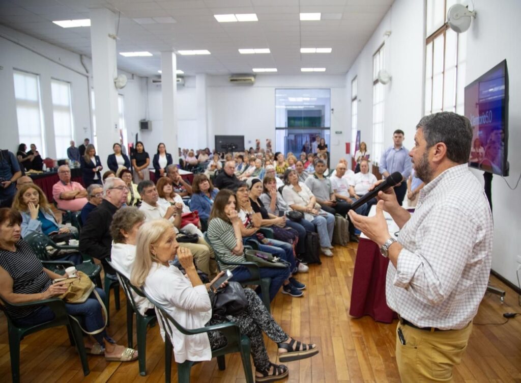 Autonomía Digital para Personas Mayores: el subsecretario Juan Martín Atencio habla ante adultos mayores en Santa Fe