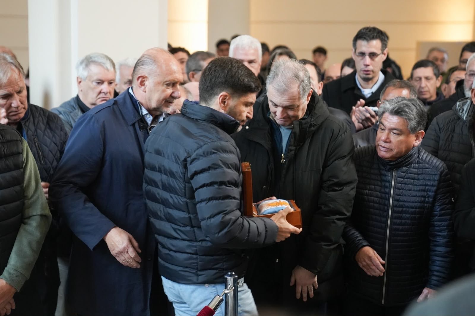 Autoridades provinciales y municipales acompañan durante el velatorio de Rubén Rada en la Sede de Gobierno de Rosario