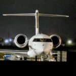 Messi en Funes: aterrizó en Rosario pasadas las 6 y los hinchas lo esperaban desde la una de la madrugada Un avión privado detenido de noche en la pista del Aeropuerto Internacional de Rosario
