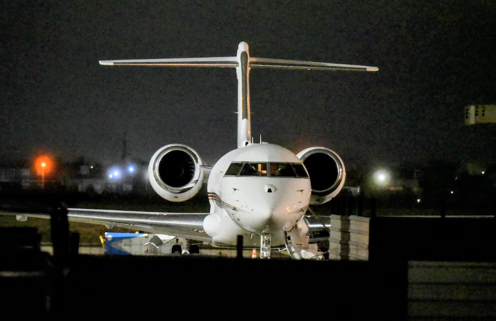 Un avión privado detenido de noche en la pista del Aeropuerto Internacional de Rosario