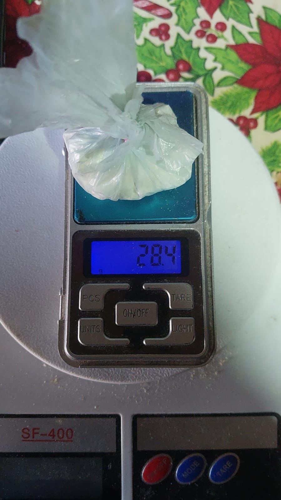 Balanza de precisión con la cocaína secuestrada en los allanamientos por microtráfico