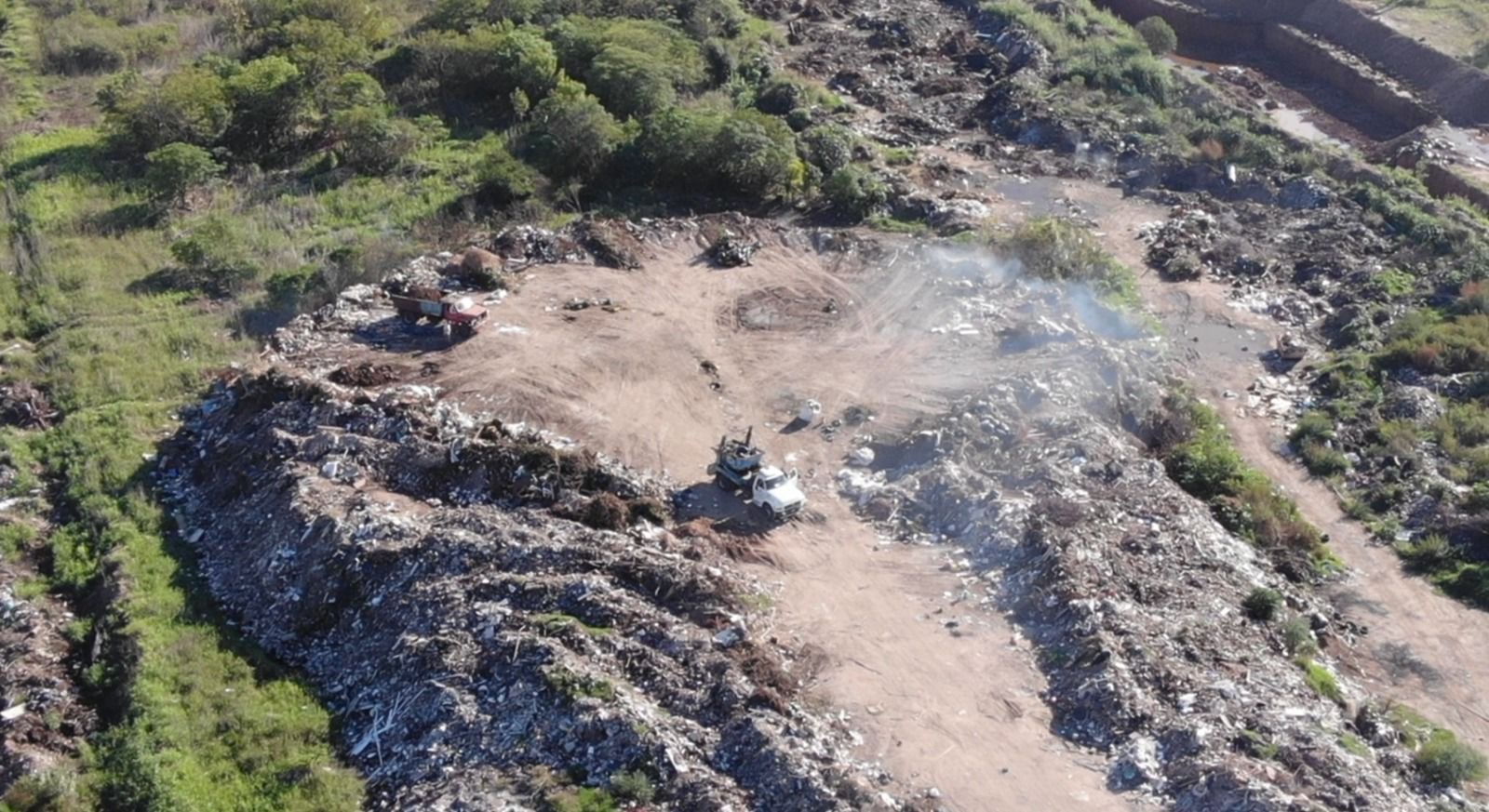 Basural clandestino en Funes con focos de humo sobre la Ruta 34-S