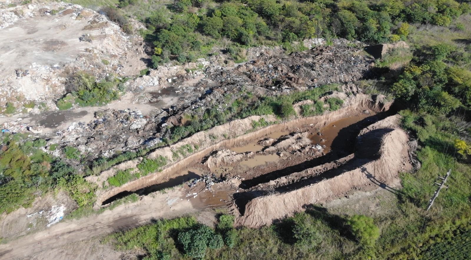 Basural clandestino en Funes con residuos acumulados y excavaciones