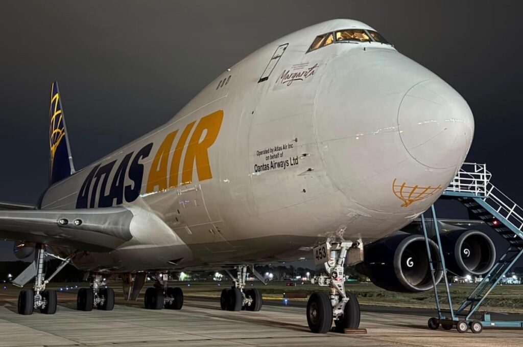 Boeing 747 carguero de Atlas Air en el Aeropuerto de Rosario durante la noche