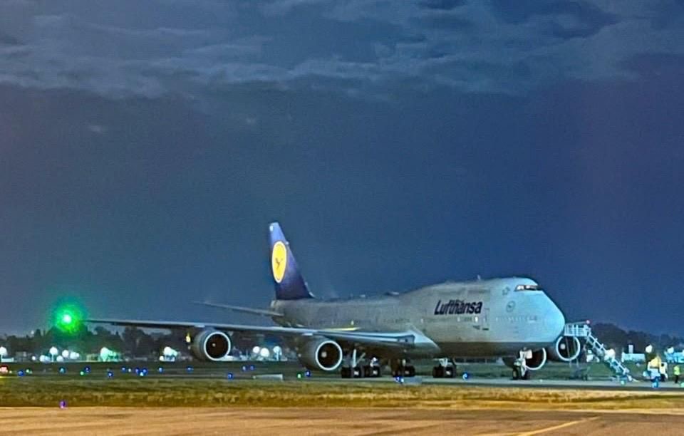 Boeing 747 de Lufthansa en la pista del Aeropuerto de Rosario