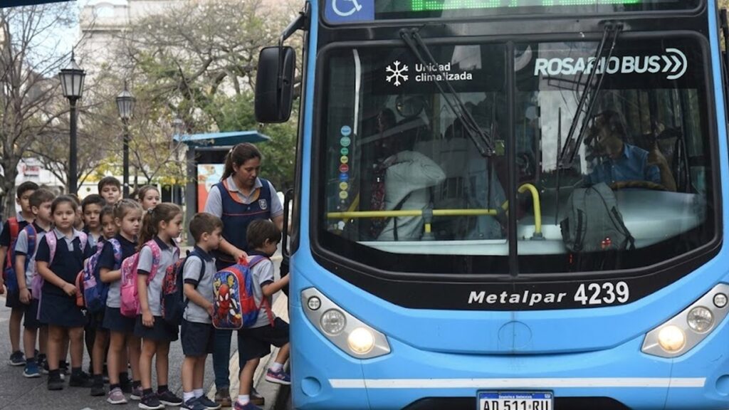 Boleto gratuito en Rosario: chicos suben a un colectivo del transporte urbano