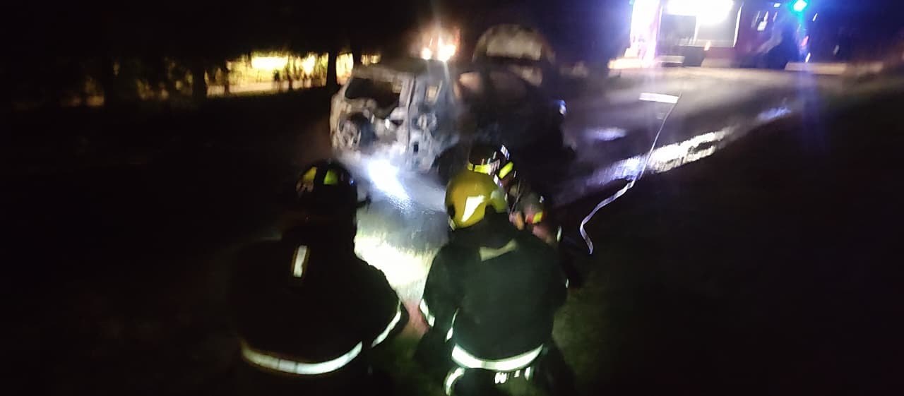 Los bomberos trabajan en el incendio del vehículo