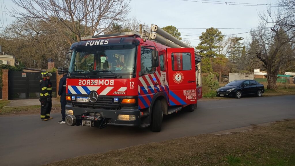 Móvil de Bomberos Voluntarios de Funes en el lugar de un principio de incendio en Los Rosales al 2400