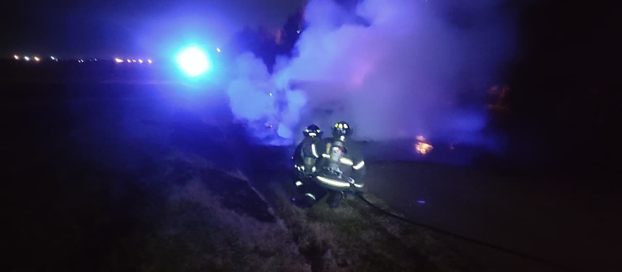 Los bomberos aseguran el rodado tras el incendio