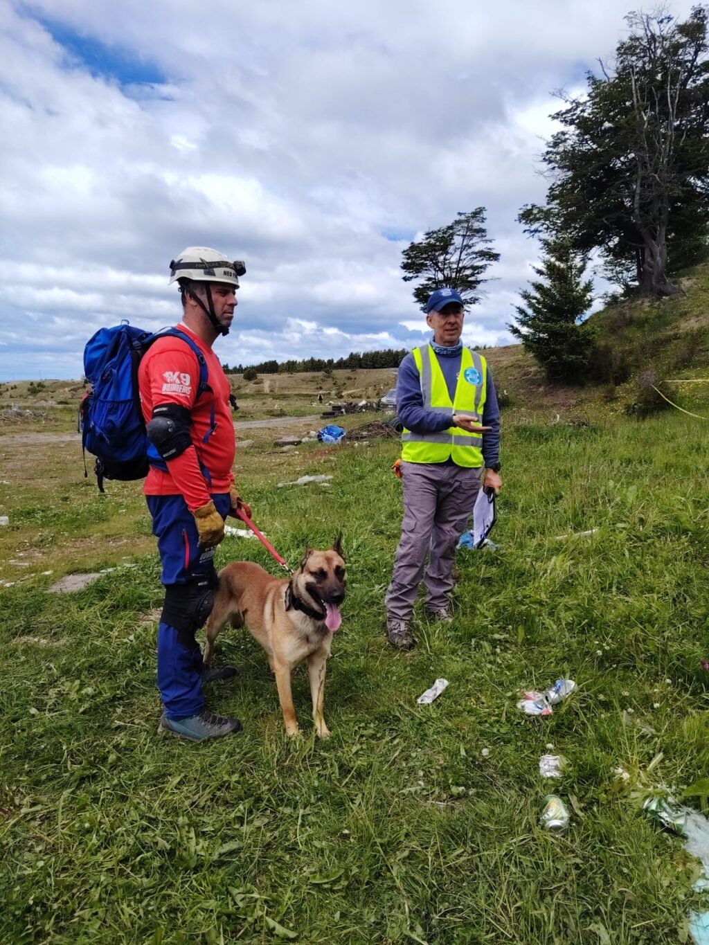 Binomio de la brigada K-9 de Funes con el perro Yako antes de viajar a Venezuela